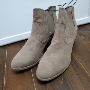 Arizona Jean Co Ankle Boots sz 11 Charlton Beige Faux Suede Pull-on 2" Heel NEW